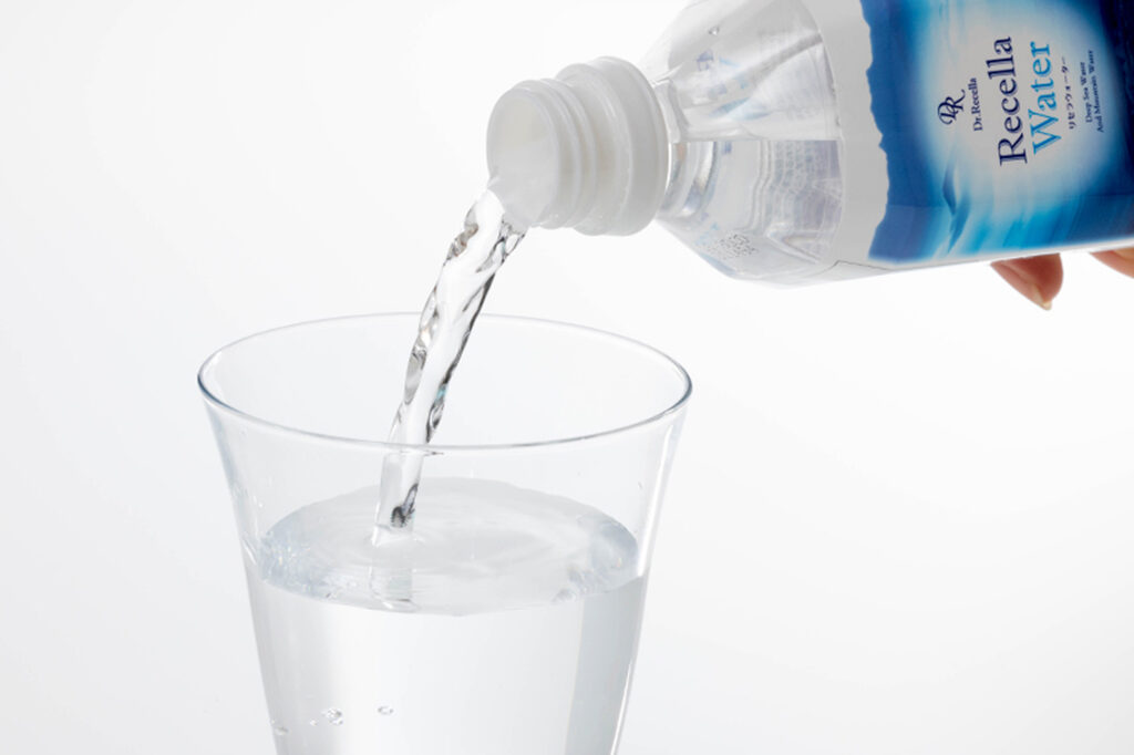 グラスに水を注ぐ様子