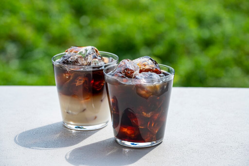 グラスに入った2杯のアイスコーヒー