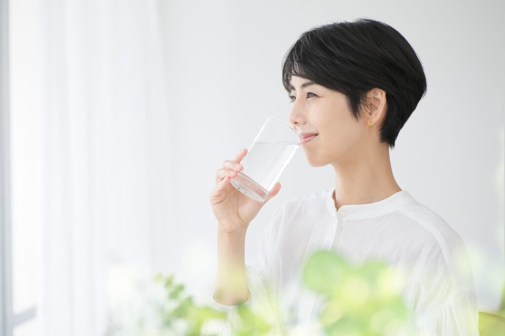 水を飲む女性の横顔