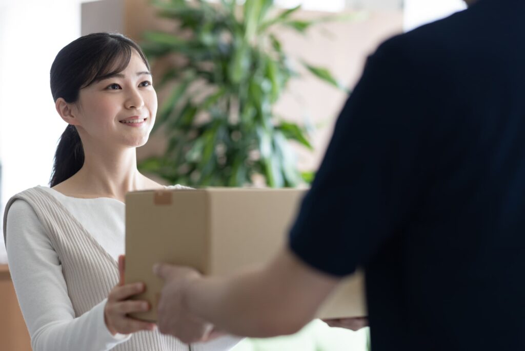 箱を受け取る女性